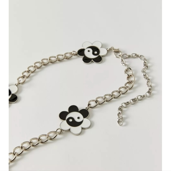 URBAN Outfitters Yin Yang Flower Chain Belt - Picture 3 of 3